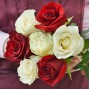 Букет из 7 белых и красных роз